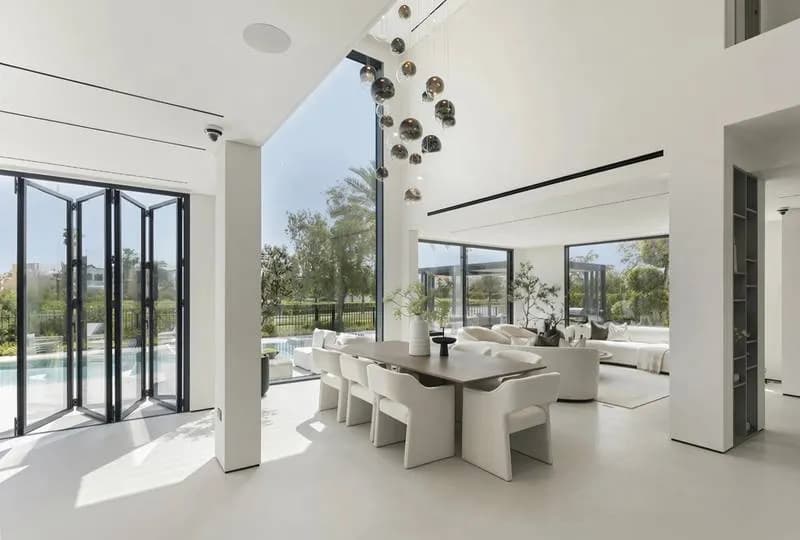 Renovated, extended villa with city and skyline views, photo 3