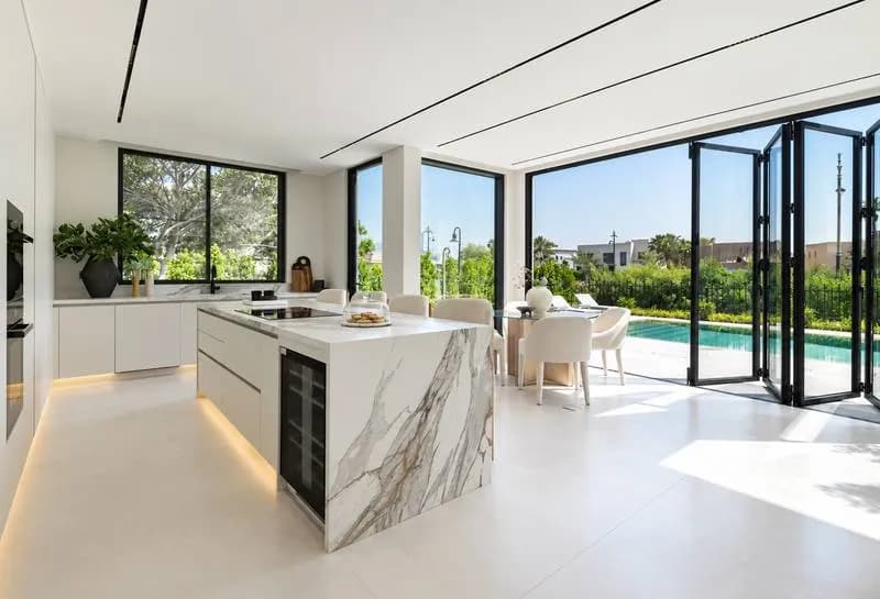 Renovated, extended villa with city and skyline views, photo 4