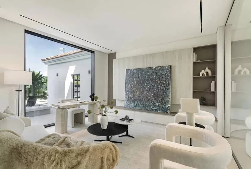 Renovated, extended villa with city and skyline views, photo 6