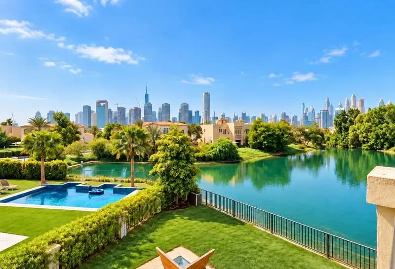 Extended lakefront villa with skyline views, photo 4