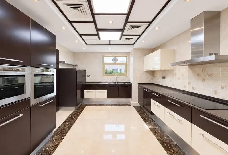 Extended lakefront villa with skyline views, photo 6