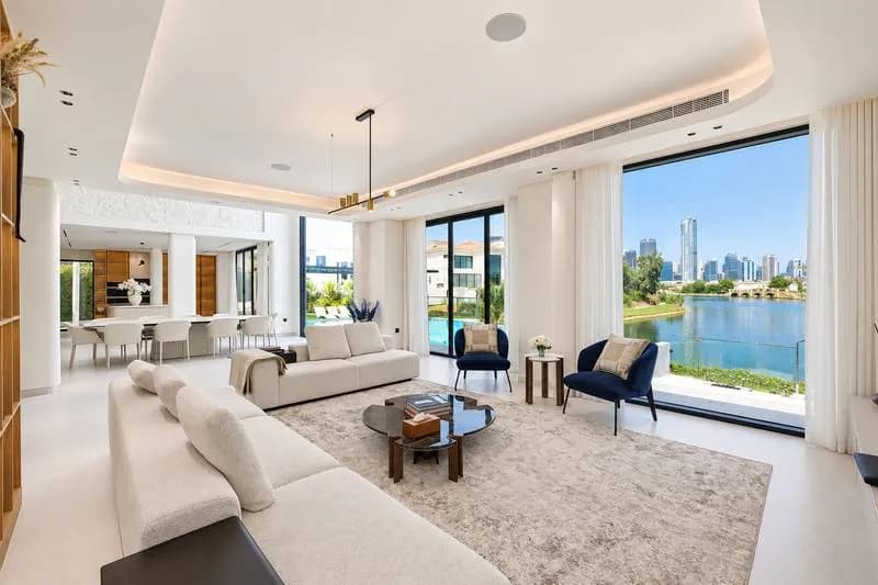 Extended, renovated villa with lake and skyline views, photo 4