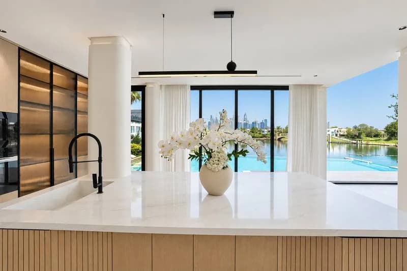Extended, renovated villa with lake and skyline views, photo 5