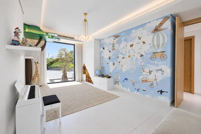 Extended, renovated villa with lake and skyline views, photo 6