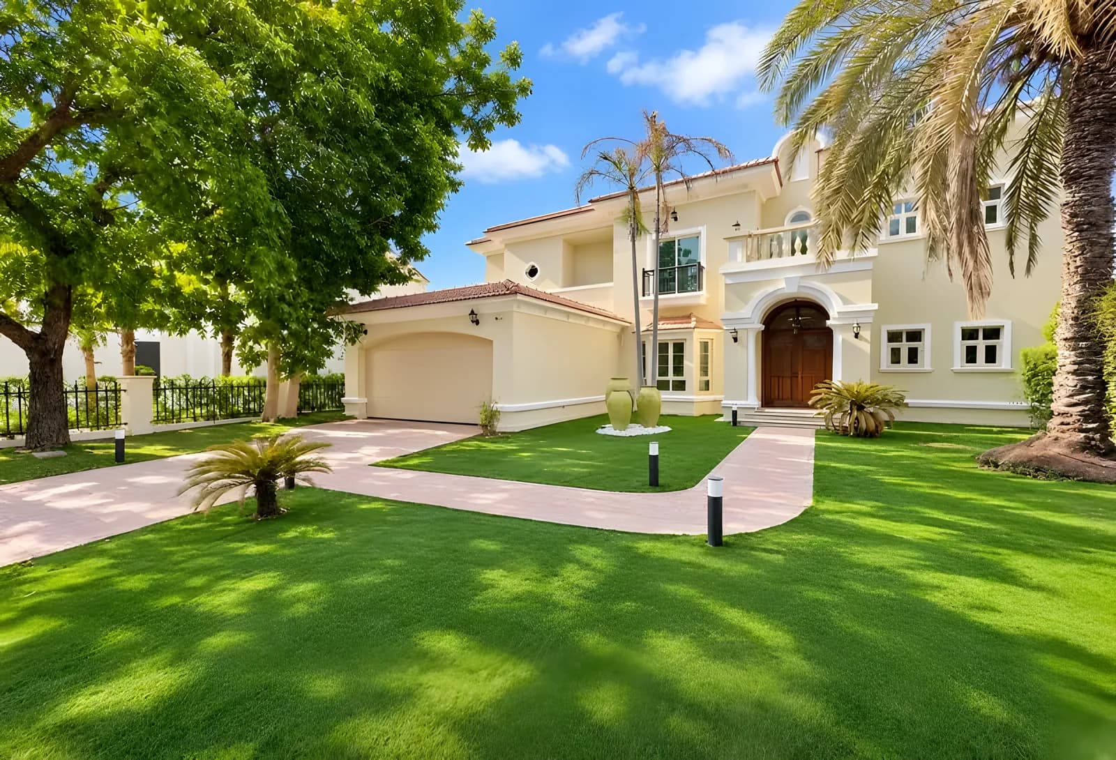 Extended lakefront villa with skyline views, photo 1