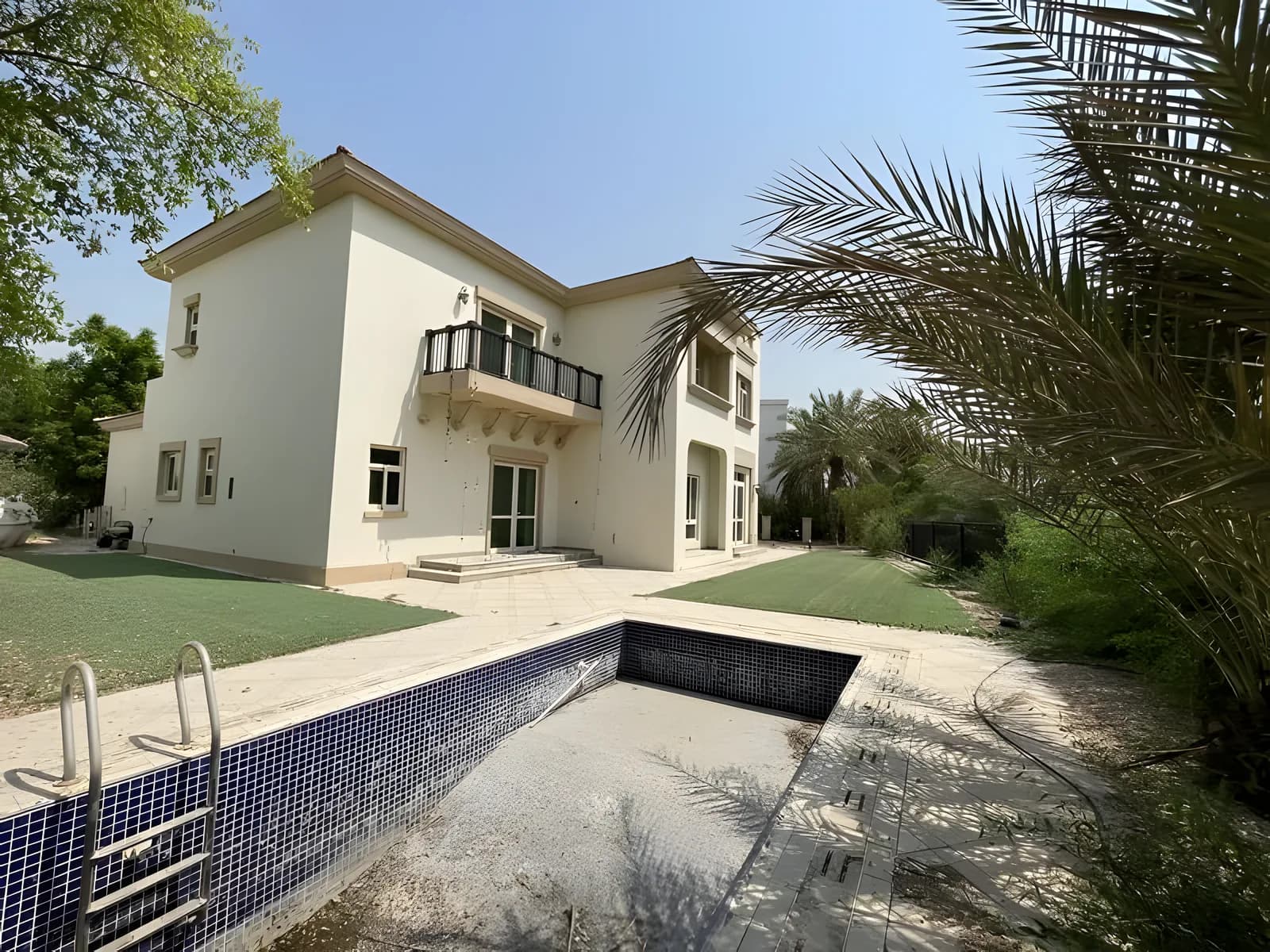 Lakefront villa renovation opportunity