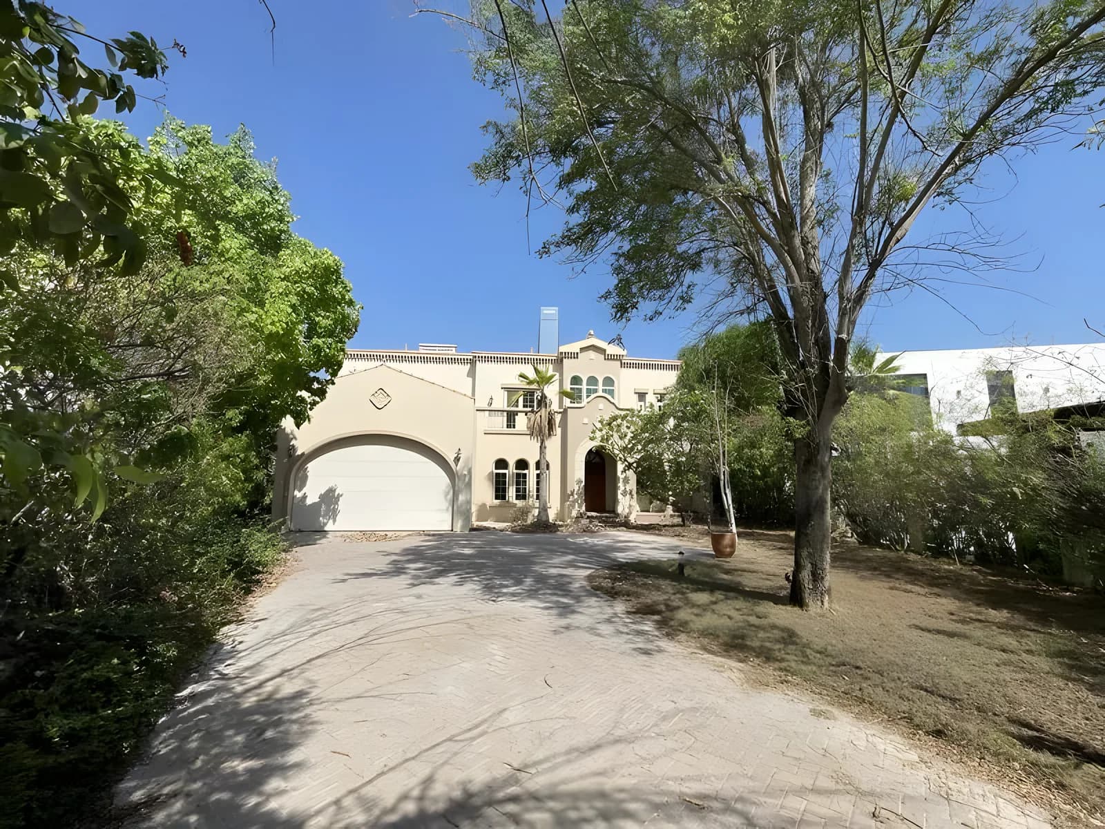 Off-market villa with extendable plot
