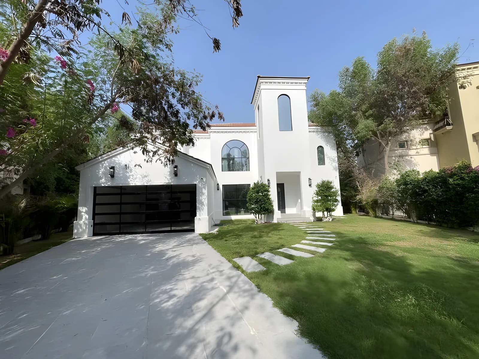 Renovated, extended lake-facing villa, photo 1