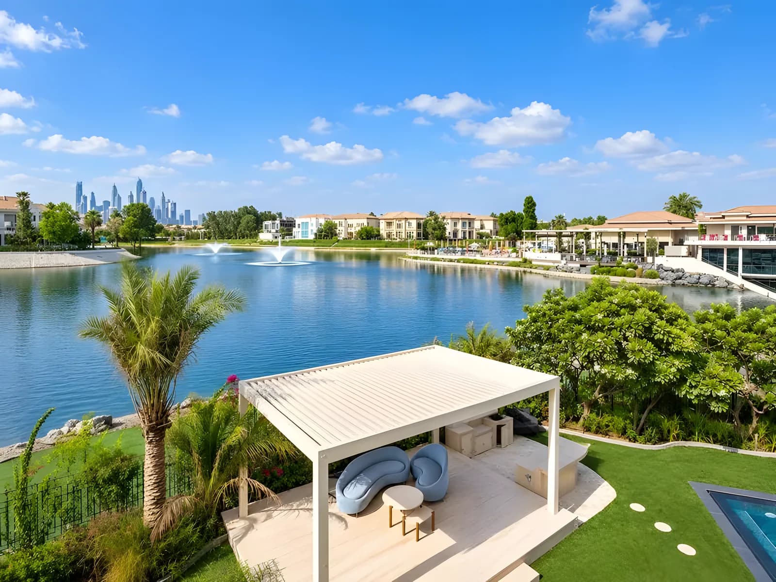 Renovated corner-plot Mansion on the main lake, photo 1