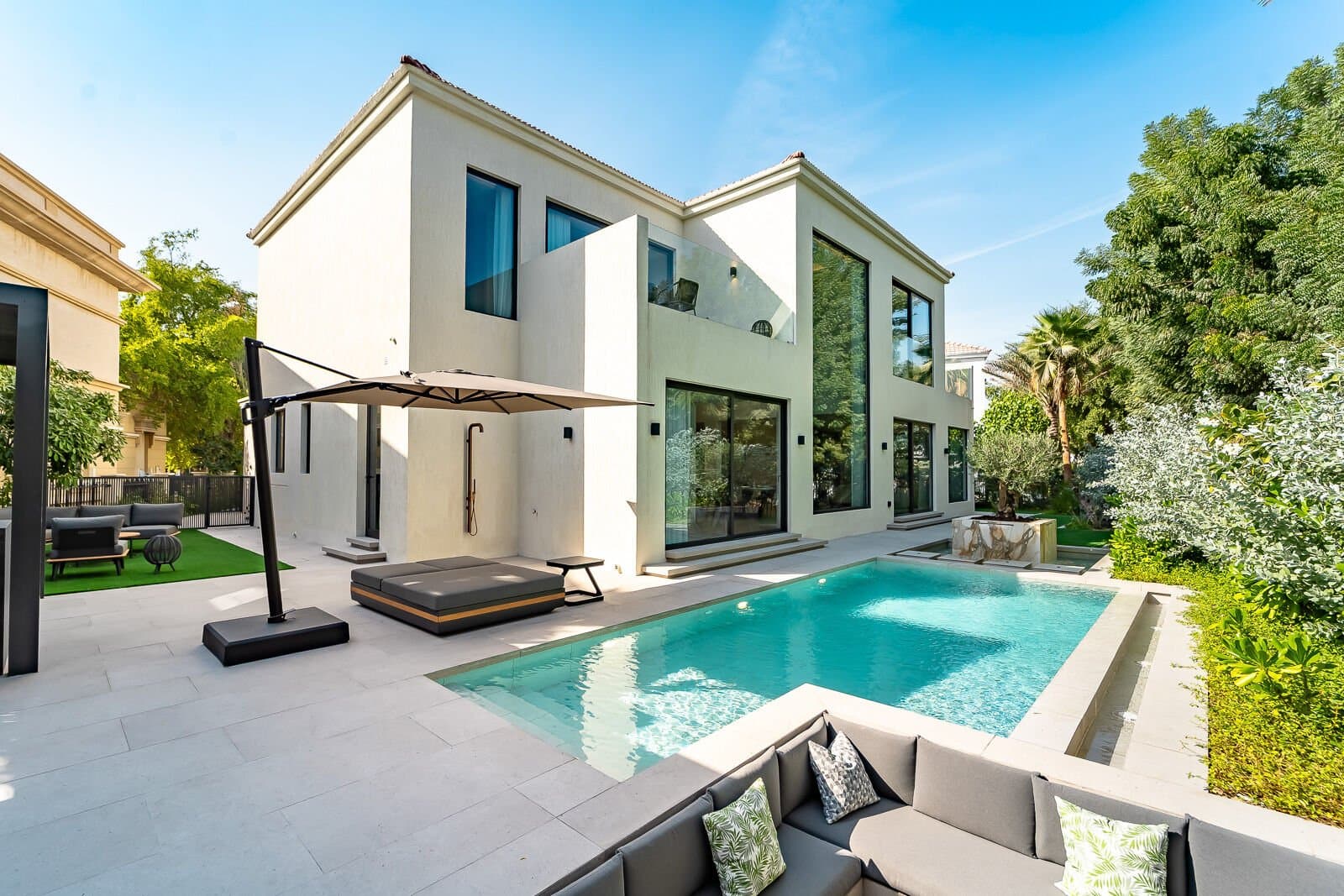 Waterfront villa and swimming pool in Jumeirah Islands