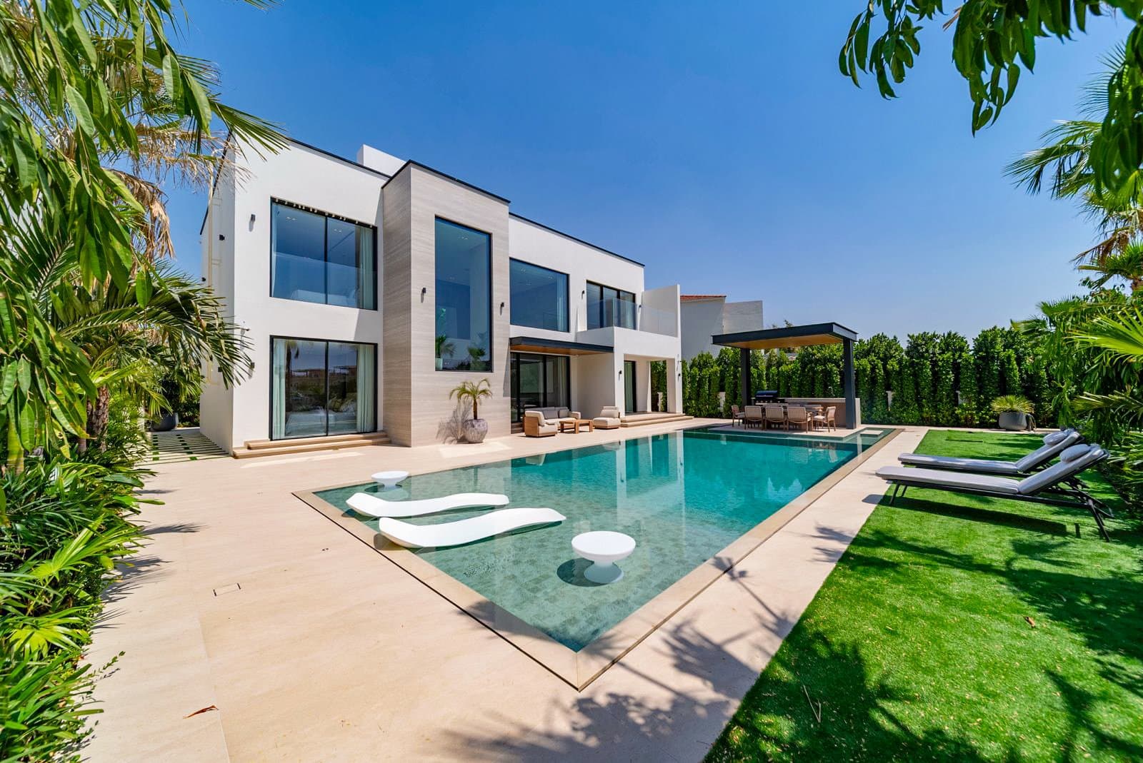 Contemporary renovated waterfront villa in Jumeirah Islands